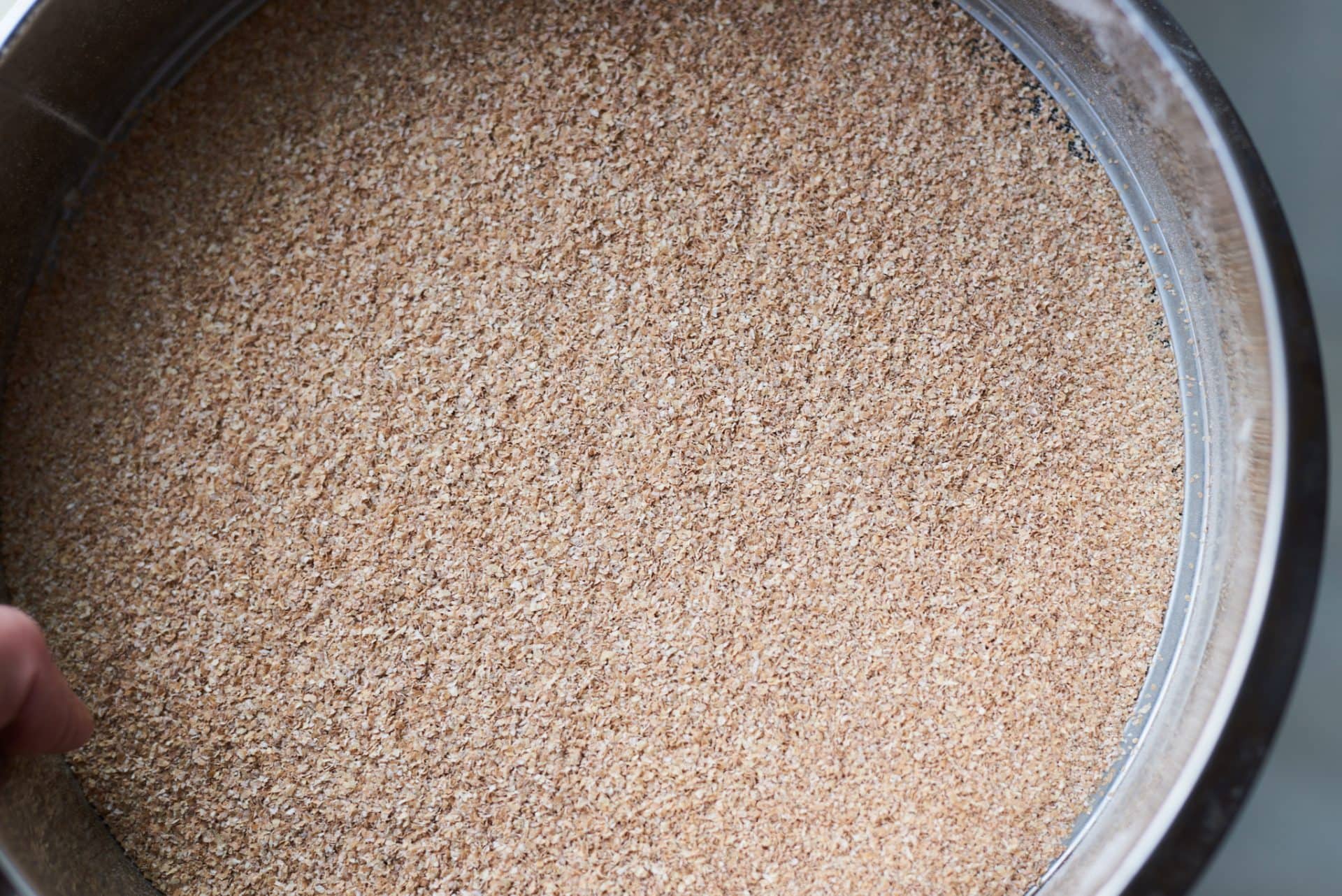 Sifting (bolting) freshly milled flour