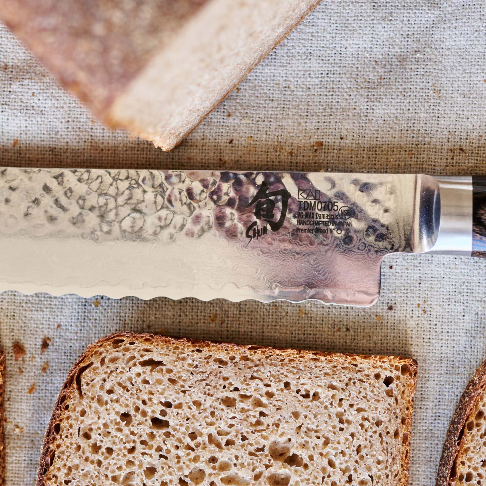 Serrated edge detail on bread knife