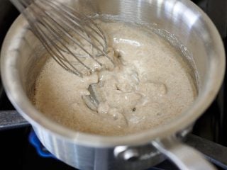 Scalding rye flour for porridge.